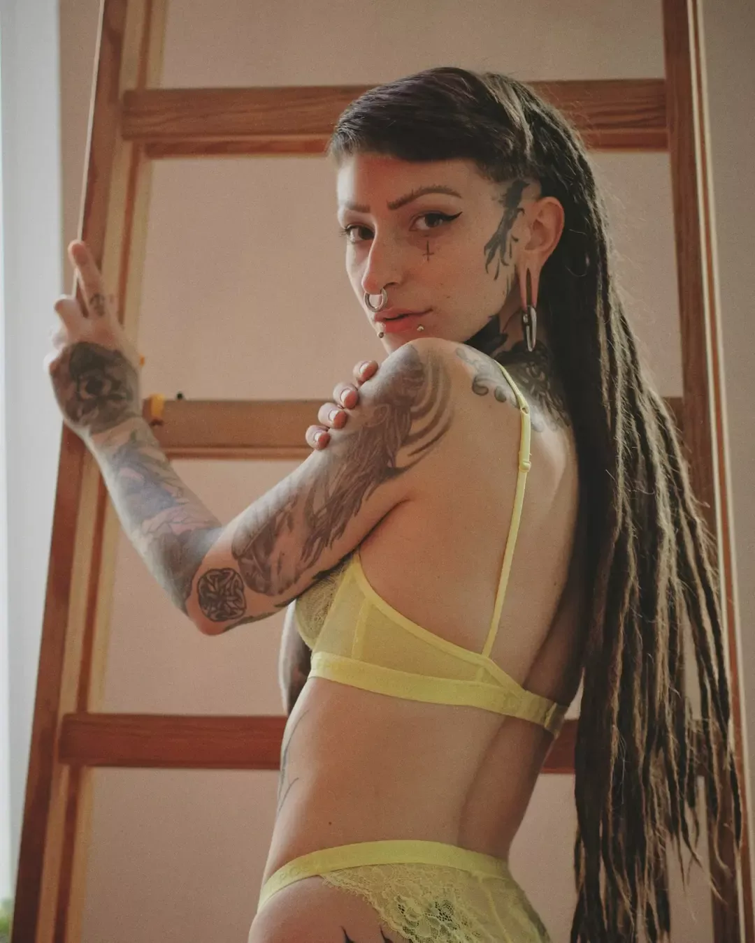 Elli — Gelbe Disziplin, klare Linien